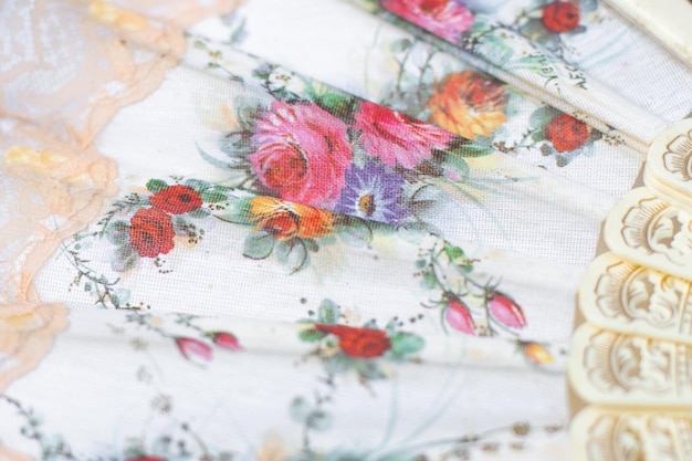 haftowane wzory na materiale